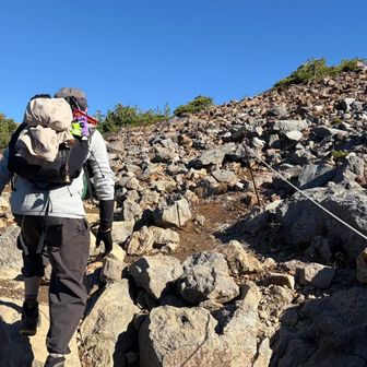 一切経山には浅間山のようなザレザレを登っていきます。