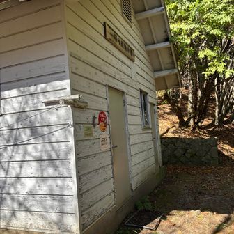 一杯水避難小屋
奥のドアがボットン便所の入り口
割ときれいめ