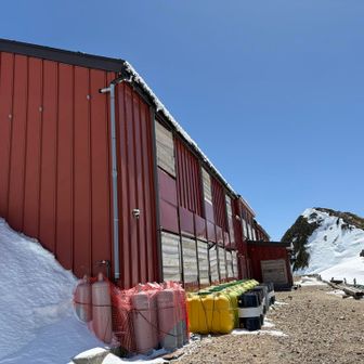 小屋はまだ半分埋もれてます