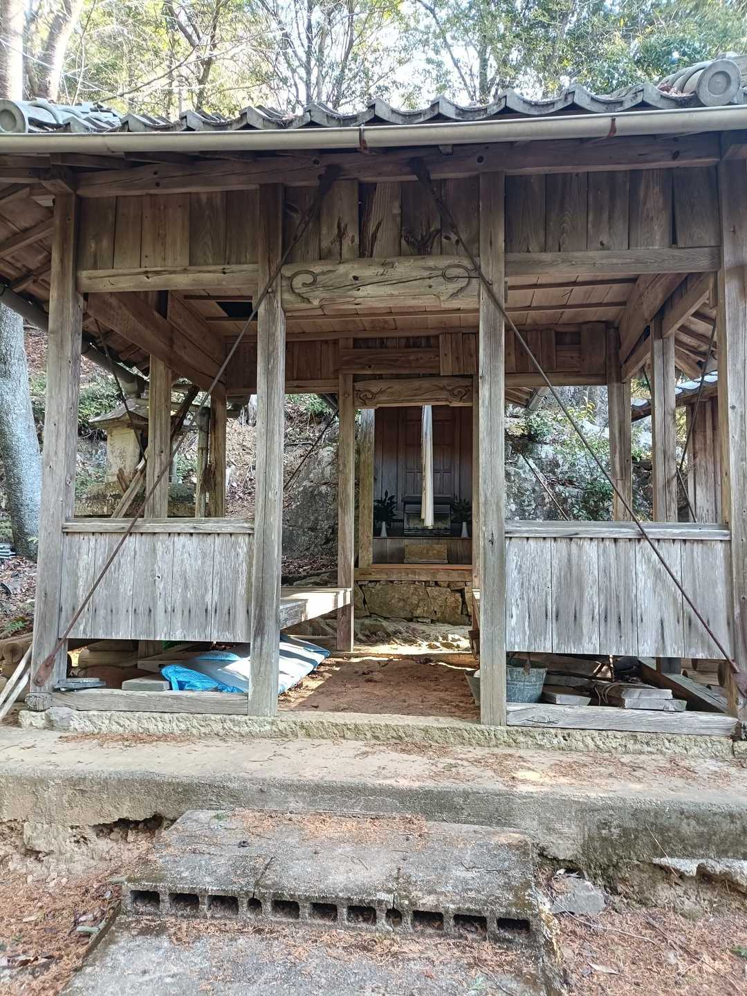 古びた神社。