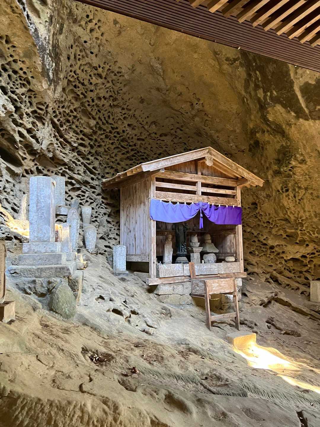 岩穴にお祀りされてる御神仏。
迫力があるなぁ！