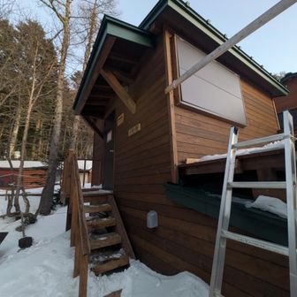 冬季小屋着
長岡から来ていた方が泊まられていて、山話ができて楽しかったです！前日に地蔵岳までトレースをつけてくれたとのこと、感謝🙏
小屋の中はとてもキレイ✨️さすが新築🎶
ここでモグモグタイムとハードシェルを着込んだり、ゴーグル着用したり、オーバーグローブ装着、靴ひもの締め直し、クランポン装着など準備を整える👍
ゴーグルは砂嵐対策😆