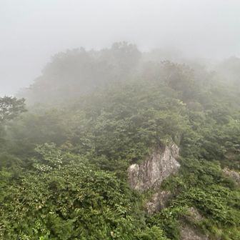 小朝日岳は雲の中。そして、⚡️の音が鳴り始める