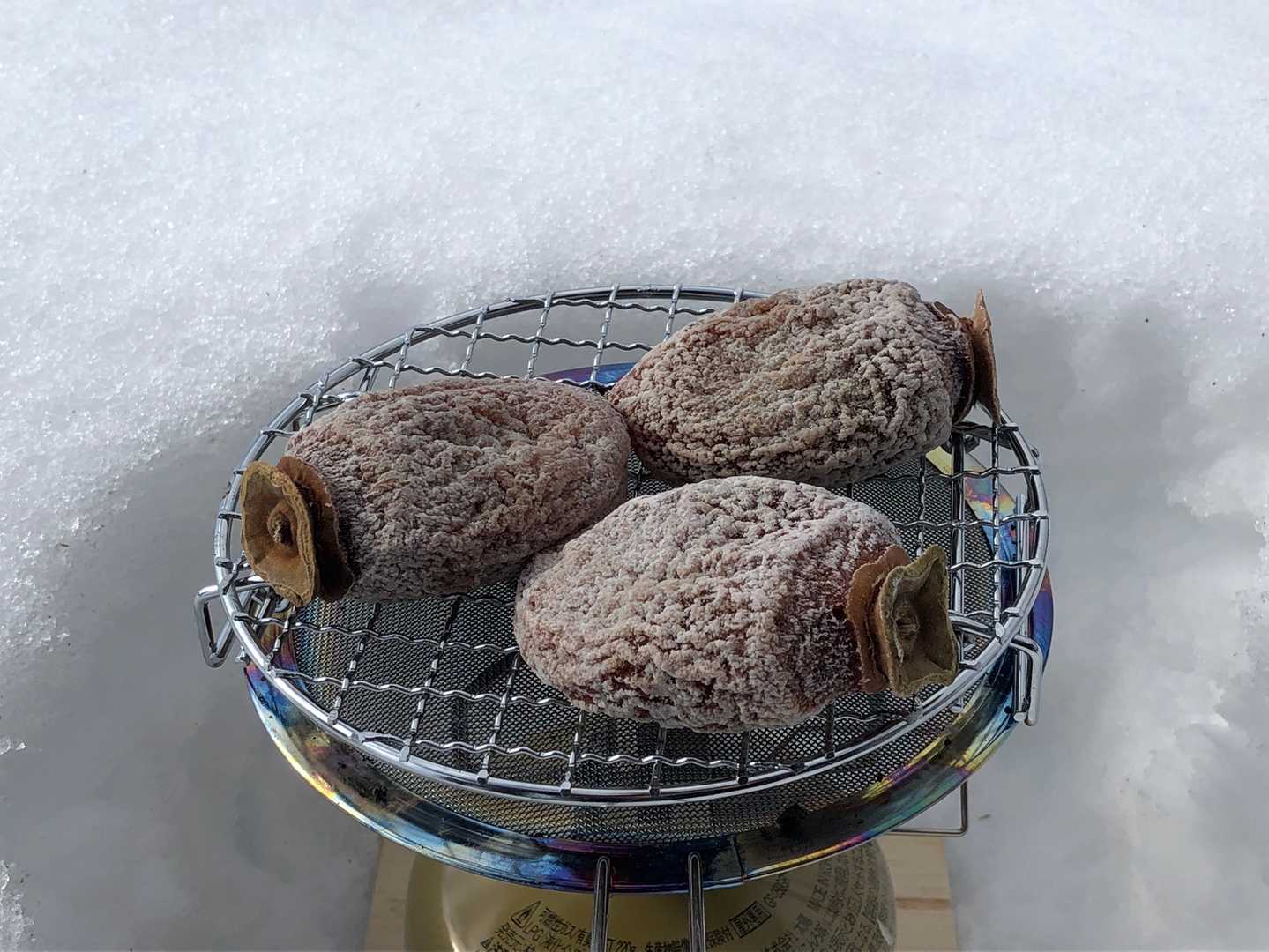 干し柿を焼く これはサッと 
初めて焼きましたが柔くなり甘みが増します·͜·