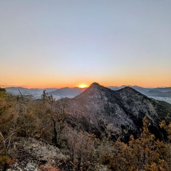 龍王山に陽が触れ、朝が生まれます✨