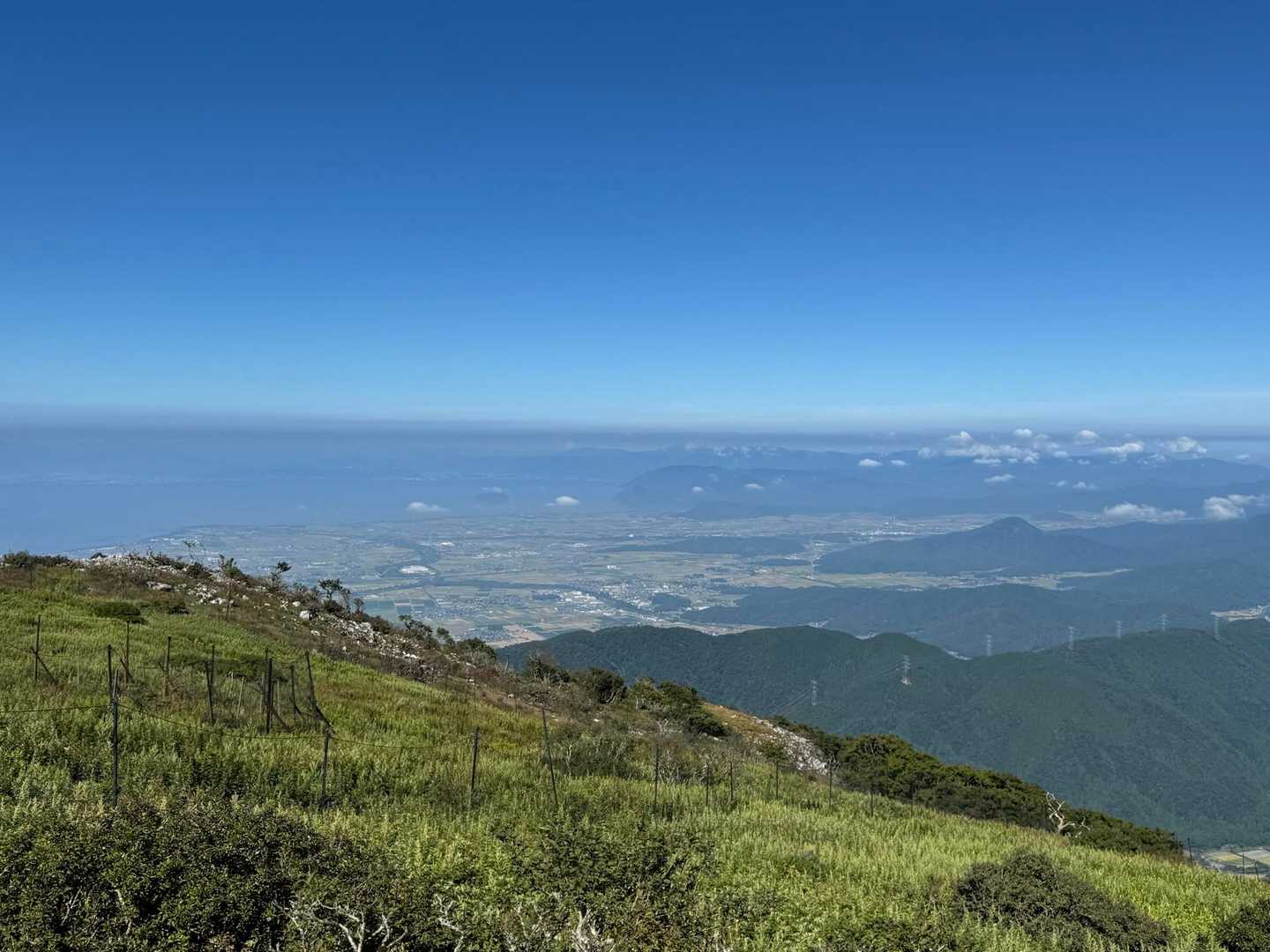 伊吹山 周回コース | 9合目から始まる、花と琵琶湖の日本百名山の写真