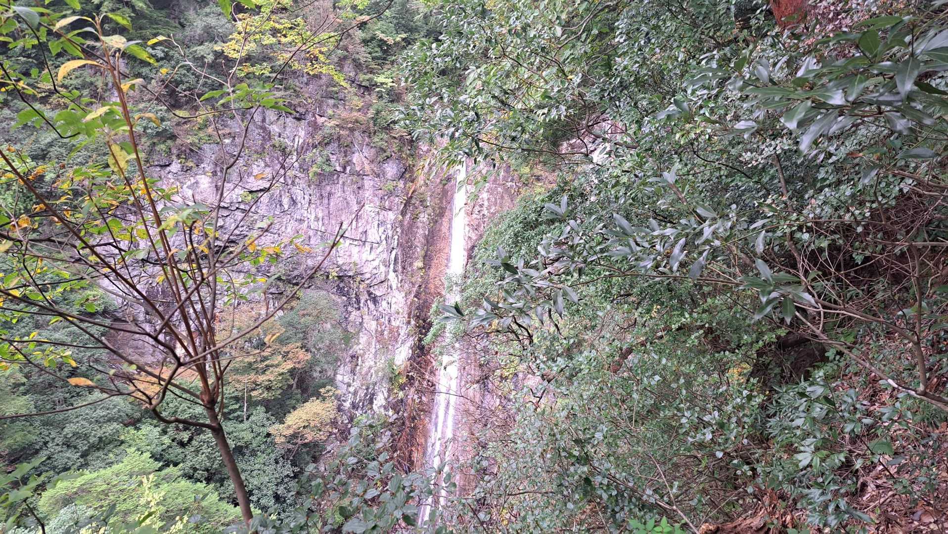 綺麗にまっすぐな滝