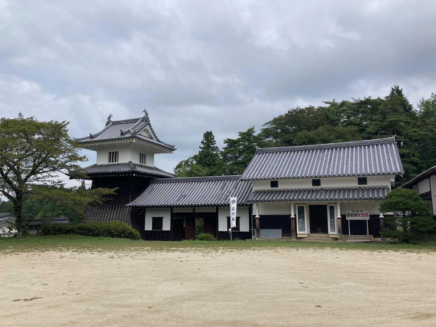 駐車場横に真新しい太鼓櫓(平成2年に復元)