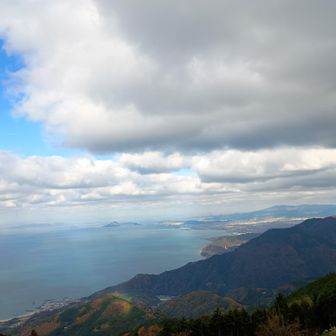 すぐ目の前に、双海の海岸から本尊山を経て秋葉山・明神山へ至る稜線。
興居島の小富士、高縄山、明神ヶ森あたりもよく見える。
北西を見ると瀬戸内海と山口県方面の島々が見える。