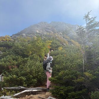 ダブルストックをザックにしまっていたら

早朝バスの1番手2番手の方々がやってきた

みなさん速いなー！