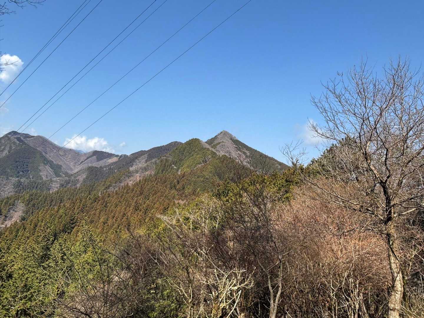 そして、あの尖った山が御岳山です✨見えて良かった〜霧が晴れました😃