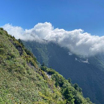 西黒森方面を雲が稜線を乗り越えてゆく