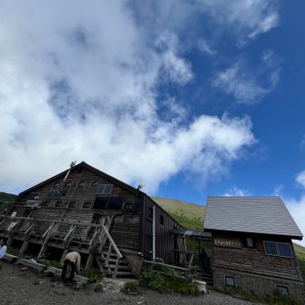 8合目避難小屋。
立派な建物だった