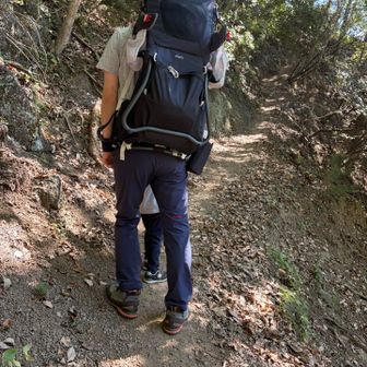 道かなり細いです。砂利道で滑ります。