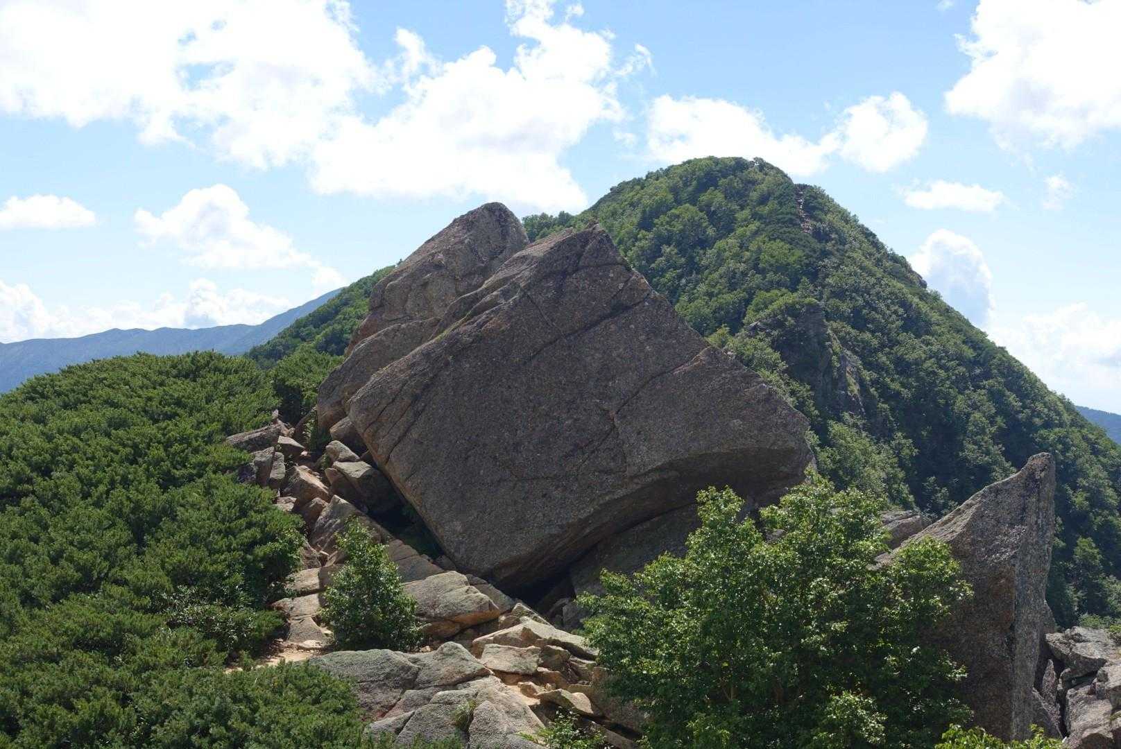 大きな岩まで戻って来た