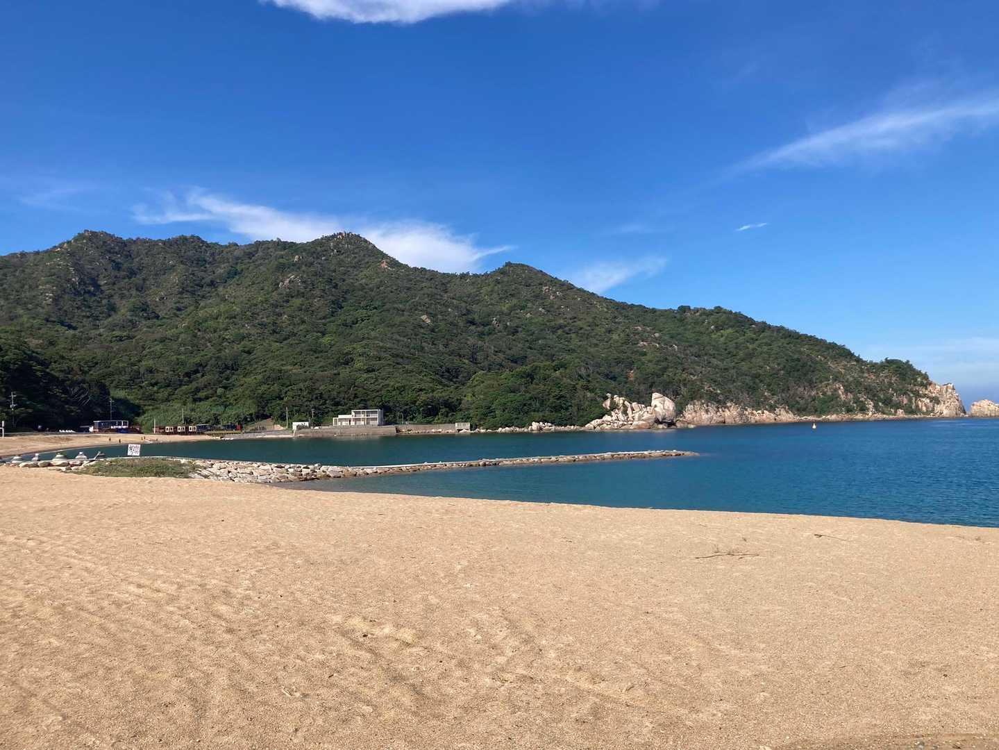 芥屋海水浴場から見る立石山
きれいな空と海ですね
