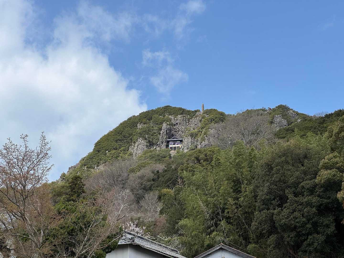 実際に見ると、すごい所にお寺が建ってます。