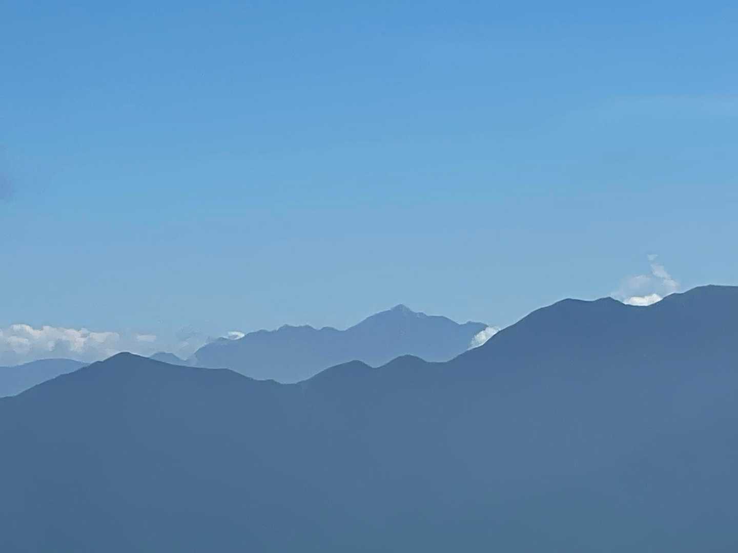 奥に北岳