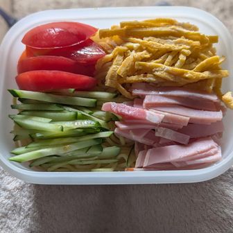 避難小屋で少し早目のお昼にします
暑いので冷やし中華にしました😋
ゆきみさんにもお裾分けです😊