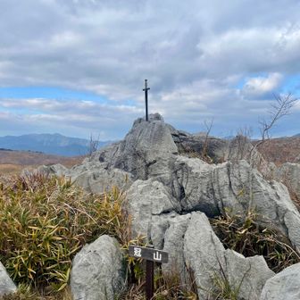 誰が置いてったのかな。
傾いてたので相方がまっすぐしました。