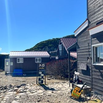 予定よりちょい早く大天荘着。
まずチェックイン。
荷物置いて頂上往復してから食堂で早速飲み会です。
今日は春鶯囀（しゅんのうてん）720ml持ってきました。各種乾き物もあるでよ。