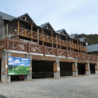 この日お世話になった萬岳荘。この時期はまだ無人で、避難室を使用させていただく。（要予約）