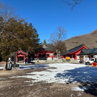 選択したのは赤城神社でした！
まぁバス停で酒飲むより、よっぽど人としてあるべき姿かと
登山の御守りがあったので購入
今年も安全で楽しい登山ができますように

後ほどしっかり高崎駅でビールは補充しました
登山とビール最高！！