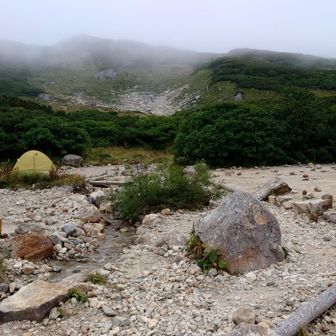 ⛺️場には、ポツンと私のクロスオーバードームのみ。
楽しみの時間は終わり、再び荷物を重くして長い下山が始まる。
