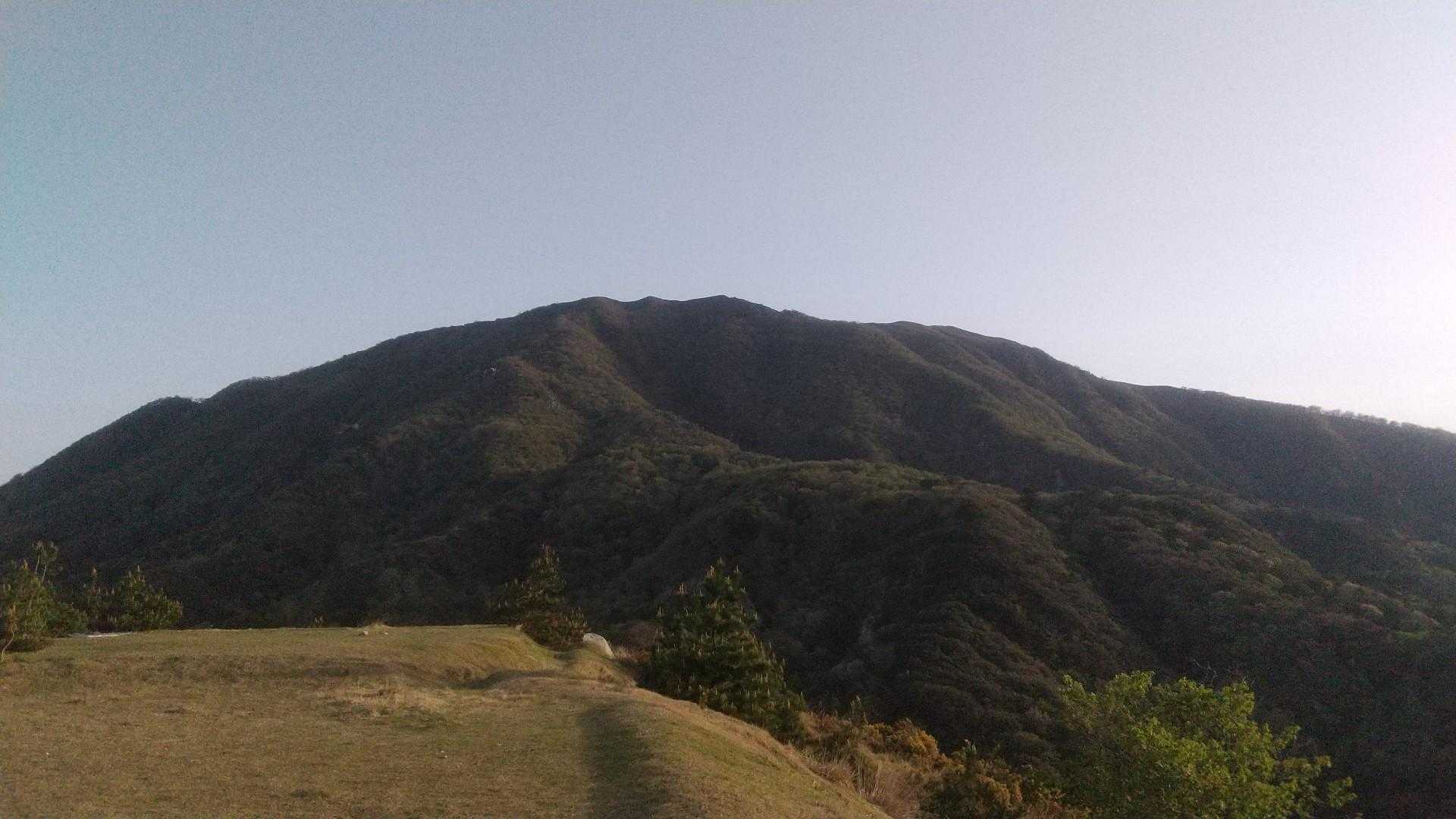 スタート付近から振り向くと竜ヶ岳、どーん。
今日の竜ヶ岳は人一杯だろうなあ