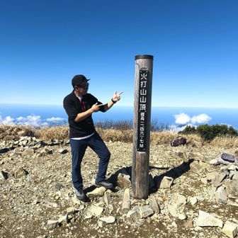 山頂は賑わってました！
バックには日本海