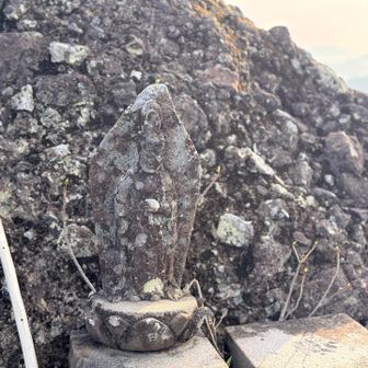 雌岩の上には石像が安置されている