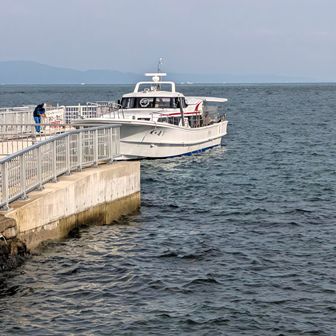 野奈浦桟橋の上陸後に撮った写真は、乗って来た連絡船🛥️です。定員は80名です。