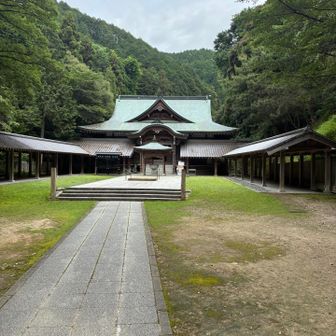 前神寺の本殿を参拝します。
