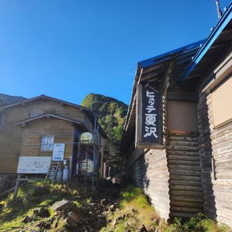 すぐ隣にはヒュッテ夏沢があり、ここは南八ケ岳と北八ヶ岳の分岐点になります👍