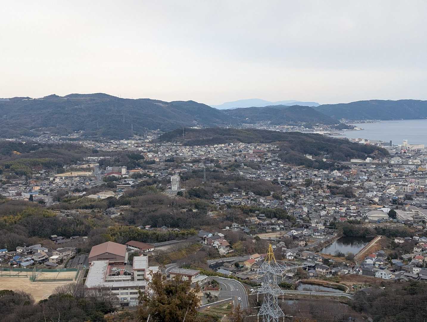 児島鷲羽高校から味野、小川方面。奥の山は瑜伽山