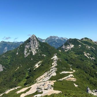 烏帽子と南沢岳の間に立山と劔。