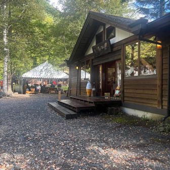 椹島ロッジ着
おトイレ済ませてスタート
偶然にも同じ日に入山になった、ゆっきーがテントの下に居る😁
