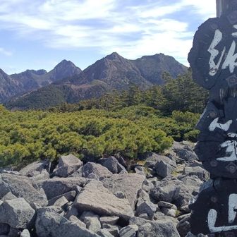 編笠山から、これから登る西ギボシ・東ギボシ・権現岳。奥には赤岳も。ここでは見えていました。