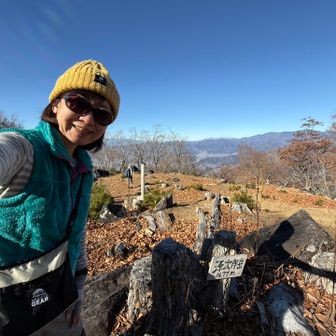 レポを作りつつ、由来を調べていたら

自然林に囲まれた頂の南西に「枡岩」と呼ばれる大きな岩があり、木曾義仲の乳母父である中原兼遠の従臣　岩竹源次郎が、源頼朝の手勢に追い詰められて、この岩の上で自害したという伝説が、山の名の由来ともなっています。

え？
岩ってTAKKUNさん登ってた岩？