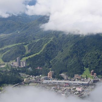 山頂からは、越後湯沢駅が見える