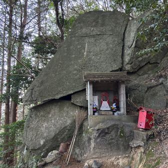 下山途中に不動岩に寄ってみました🪨
岩には何やら梵字が描かれてます📝
