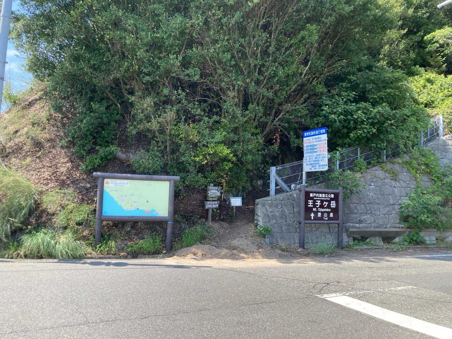 信号🚥を渡ったらすぐ登山口