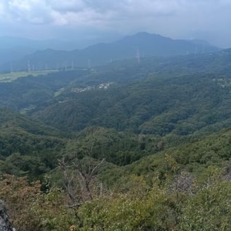 山頂は、360度見渡せる眺望でした🙌
ひんやりしたそよ風が吹いたり、風がやんで暑くなったり
遠くの雨雲がすごい早さで
近づいてきたり
雷が鳴り出したり
変化が多かったです😆
