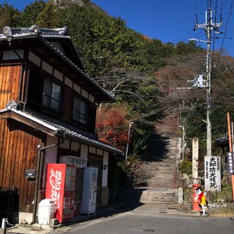 振り返って、太郎坊山山頂が見えます
