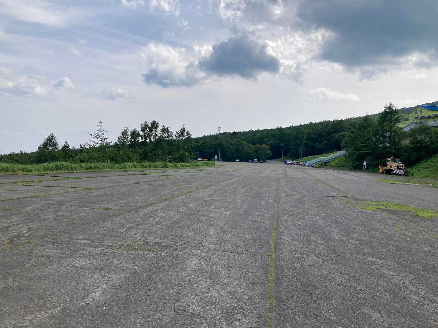 駐車場着いた。朝から車少な目でした。こんな暑い日は登らないか。
