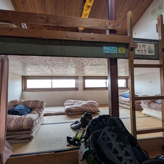 濡れた服や靴は真ん中にストーブが置いてある乾燥室で乾かせ小屋泊にして大正解でした