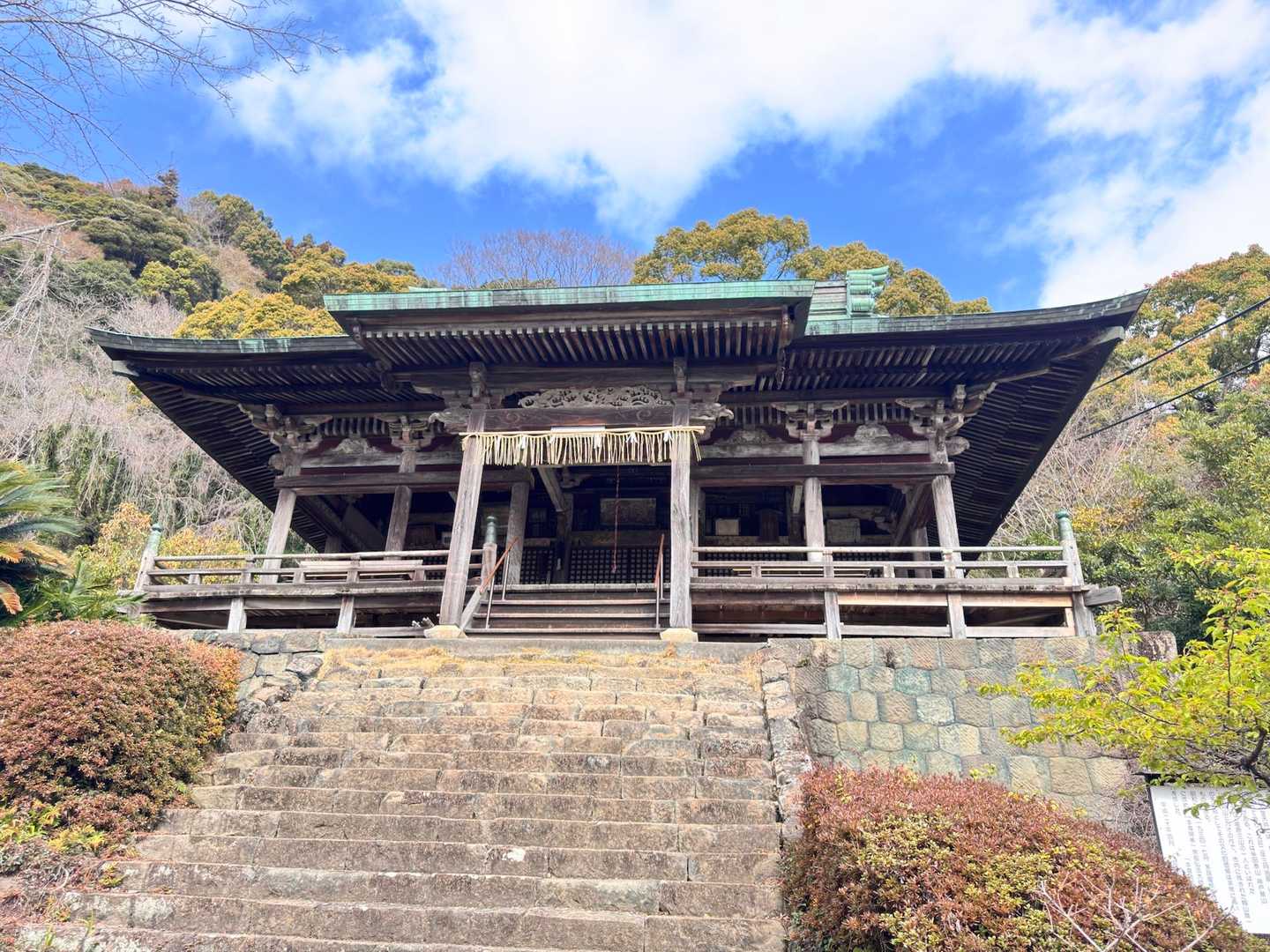 立派な本堂の表構え。宝暦6年（1756年）建立
開祖は行基による古儀真言宗の寺院。正式名称は鷲峰山霊山寺。