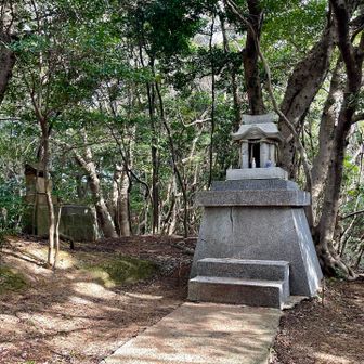 何も案内がないので誰を祀ってるんだろうねって話をしてたら、境内の清掃をしてる方が此処は安徳天皇を祀ってるんだよも教えて頂きました。