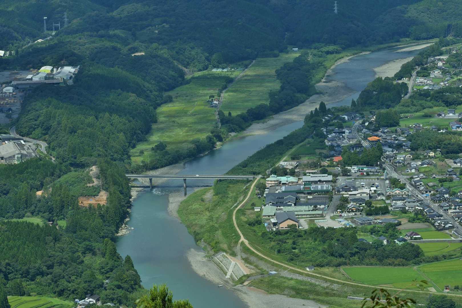 ピーク付近より耳川を眺めますが虫に好かれて＞