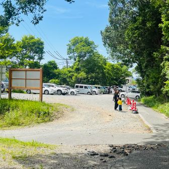 駐車場🅿️
小さな男の子が砂利のとこに座って お父さんに話しかけてる…
息子が小さい頃に似てるなぁ…と。
でも 息子は 砂利を口に頬張って 嬉しそうに笑っていた姿だった…🤣🤣
そんな事を思い出してしまった😆